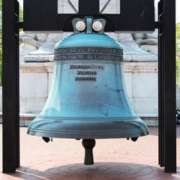Freedom Bell em frente à Union Station em Washington - Capa