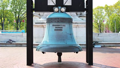 Freedom Bell em frente à Union Station em Washington - Capa