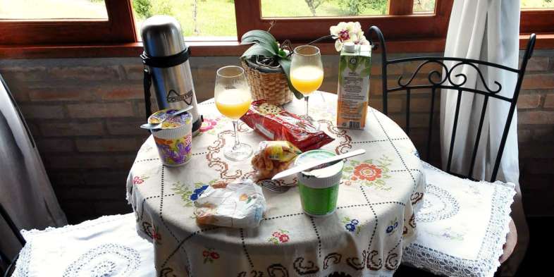 café da manhã no quarto da pousada liláceas no réveillon em visconde de maua Cup Noodls e outras provisões emergenciais