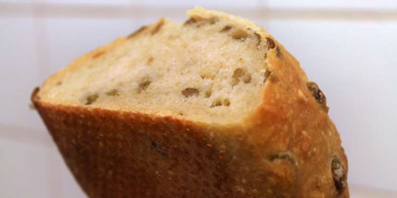 Beth Bakery - Detalhe do pão de azeitona da fornada 29 de maio