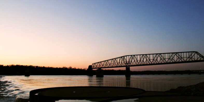 Vista sob a ponte Old Chain of Rocks Bridge