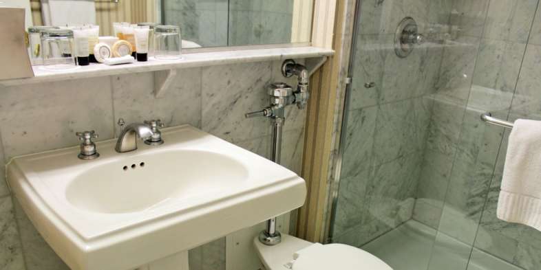 Banheiro do quarto do hotel Warwick Allerton em Chicago