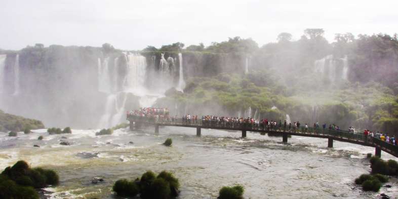 Foz do Iguaçu - Passarela de observação das cataratas com o lado argentino ao fundo