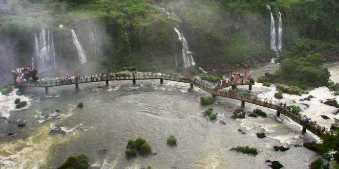 Foz do Iguaçu - Toda a passarela de observação das cataratas
