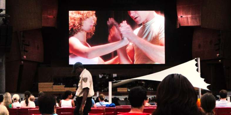 Cena do filme Dirty Dancing exibido no Summer Film Fest no Millennium Park em Chicago
