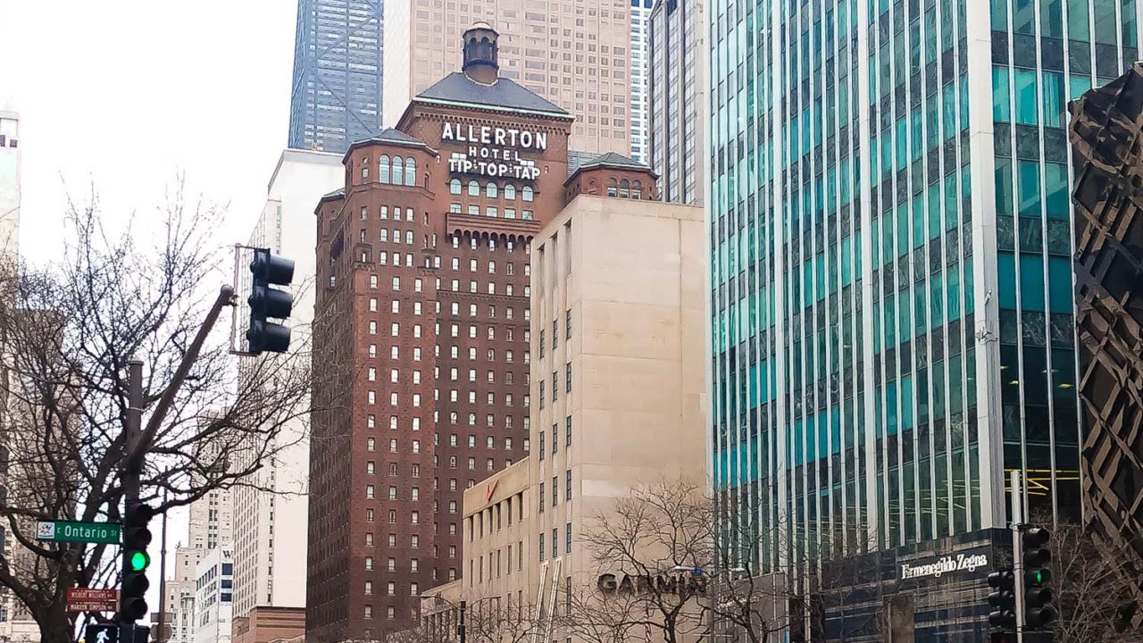Clássica fachada do Warwick Allerton em Chicago