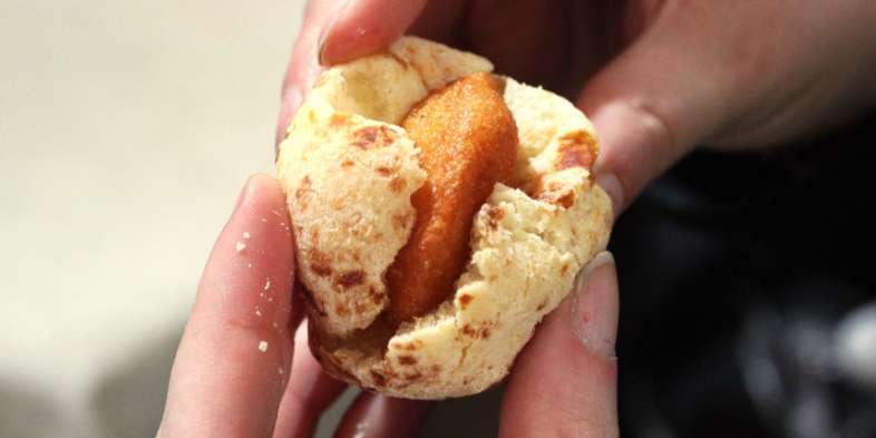 O Tijucano, pão de queijo recheado com um bolinho de feijão
