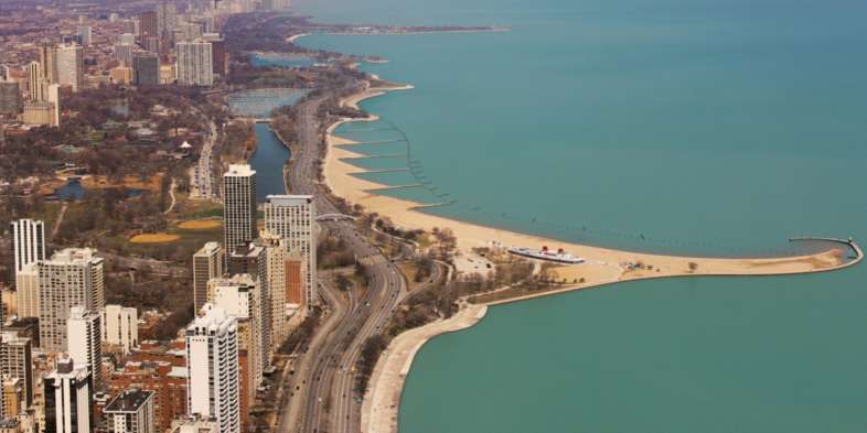 Chicago vista de cima, com Lincoln Park à esquerda e Lago Michigan à direita Chicago vista de cima, com Lincoln Park à esquerda e Lago Michigan à direita
