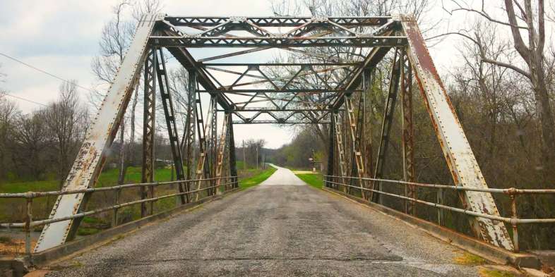 Johnson Creek Bridge, em Spencer, MO, ponte de 1923 que precede a Rota 66