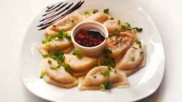 Maria Escaleira - Pierogis recheados com carne seca e requeijão, cobertos com molho e com acompanhamento de bacon - Capa