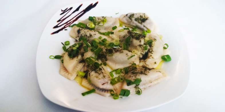 Maria Escaleira - Pierogis recheados com chucrute e cogumelos e cobertos com molho de dill (endro)