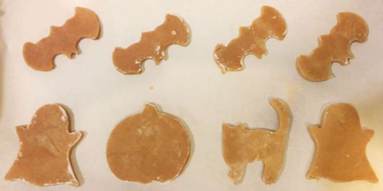 Os biscoitos amanteigados da nossa receita de Halloween cortados e prontos para ir ao forno