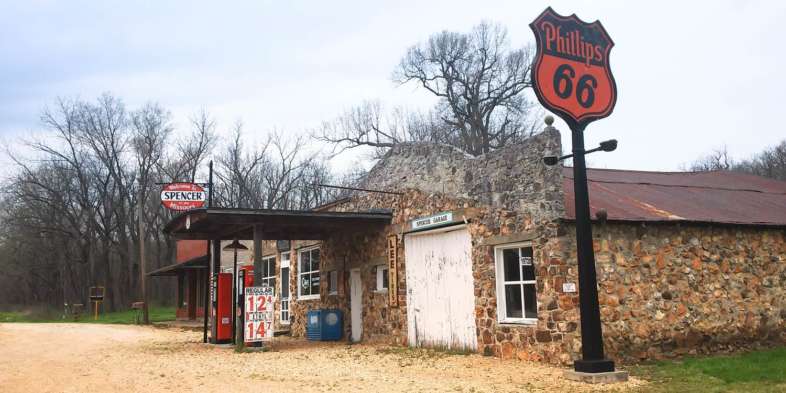 Phillips 66 Gas Station, em Spencer, MO, fica logo após a Johnson Creek Bridge na Rota 66