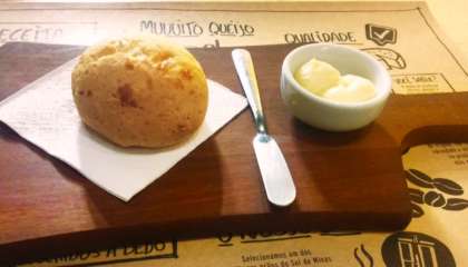 Pão de queijo acompanhado de creme de queijo da Canastra da Pão de Queijaria