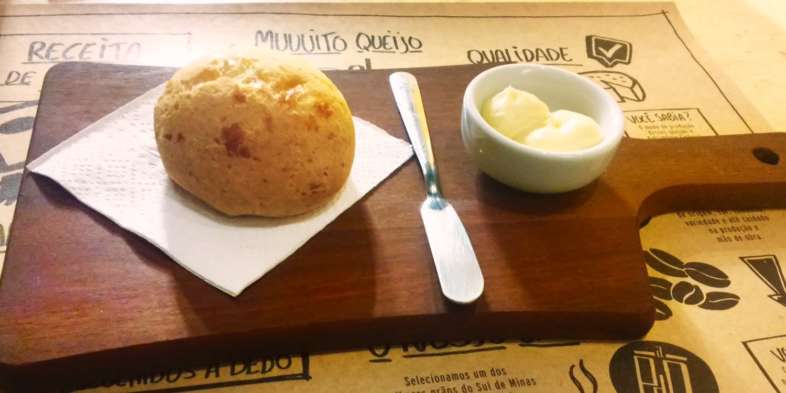 Pão de queijo acompanhado de creme de queijo da Canastra da Pão de Queijaria Pão de queijo acompanhado de creme de queijo da Canastra da Pão de Queijaria