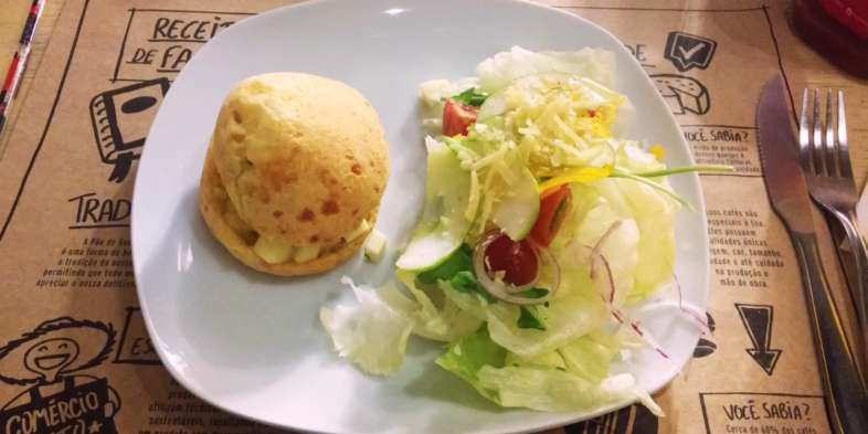 Pão de queijo recheado "Caprese mineiro" da Pão de Queijaria Pão de queijo recheado "Caprese mineiro" da Pão de Queijaria