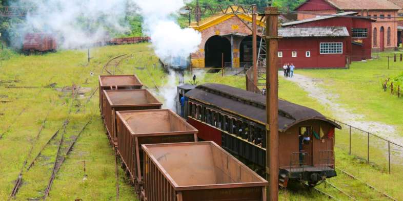 Na vila de Paranapiacaba, é possível fazer um curto passeio de maria-fumaça que cruza o páteo ferroviário local Na vila de Paranapiacaba, é possível fazer um curto passeio de maria-fumaça que cruza o páteo ferroviário local