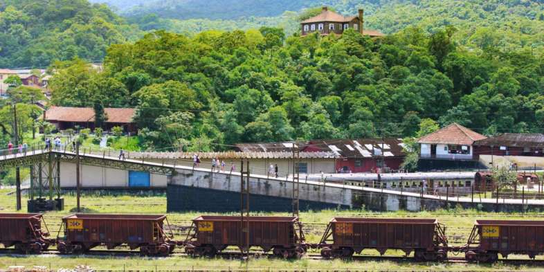 Os dois lados da vila de Paranapiacaba se ligam por uma passarela que cruza os trilhos da ferrovia Os dois lados da vila de Paranapiacaba se ligam por uma passarela que cruza os trilhos da ferrovia