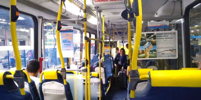 Espaço interno do ônibus aeroporto Guarulhos Existem bolsões para bagagem dentro dos ônibus que ligam a estação Tatuapé ao aeroporto de Guarulhos