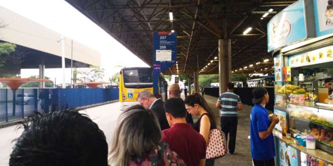 Fila no ponto do ônibus aeroporto guarulhos na estação Tatuapé do metrô O ponto dos ônibus que ligam a estação Tatuapé ao aeroporto de Guarulhos é o primeiro após as escadas