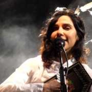 PJ Harvey em apresentação no Coachella de 2011 (Foto de Juan Bendana, CC-BY)
