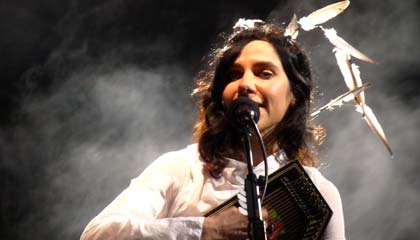 PJ Harvey em apresentação no Coachella de 2011 (Foto de Juan Bendana, CC-BY)