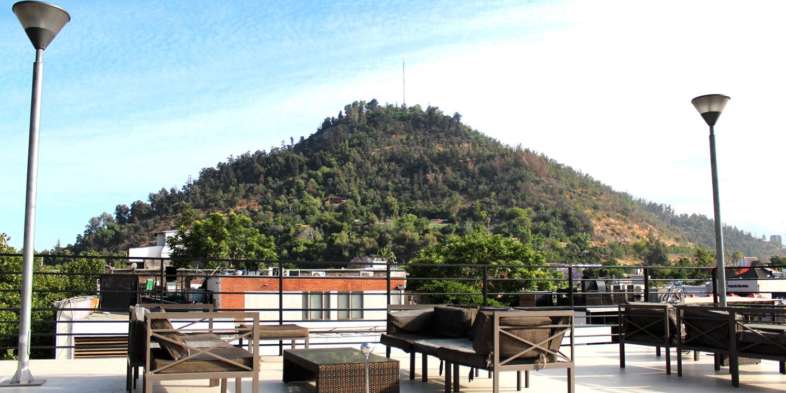 Terraço do Rado Hostel, com o cerro San Cristóbal ao fundo, viu como é perto Terraço do Rado Hostel, com o cerro San Cristóbal ao fundo, viu como é perto