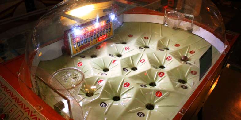 Antigo jogo de basquete para dois jogadores no Pinball Hall of Fame Antigo jogo de basquete para dois jogadores no Pinball Hall of Fame