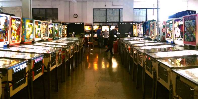 Apenas um dos vários corredores de máquinas do Pinball Hall of Fame Apenas um dos vários corredores de máquinas do Pinball Hall of Fame