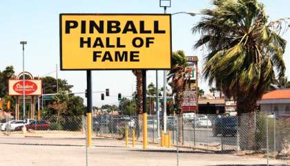 Fique atento a placa que indica o local do Pinball Hall of Fame