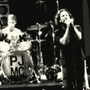 Membros do Pearl Jam na O2 World em Berlim em 5 de julho de 2012 (Foto de Alive87, CC-BY)