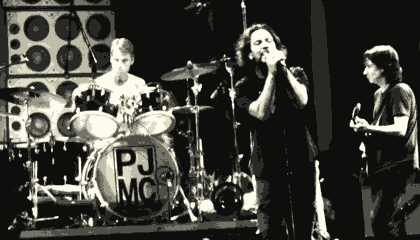 Membros do Pearl Jam na O2 World em Berlim em 5 de julho de 2012 (Foto de Alive87, CC-BY)