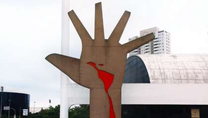 Mão, de Oscar Niemeyer: "Suor, sangue e pobreza marcaram a história desta América Latina tão desarticulada e oprimida. Agora urge reajustá-la num monobloco intocável capaz de fazê-la independente e feliz."