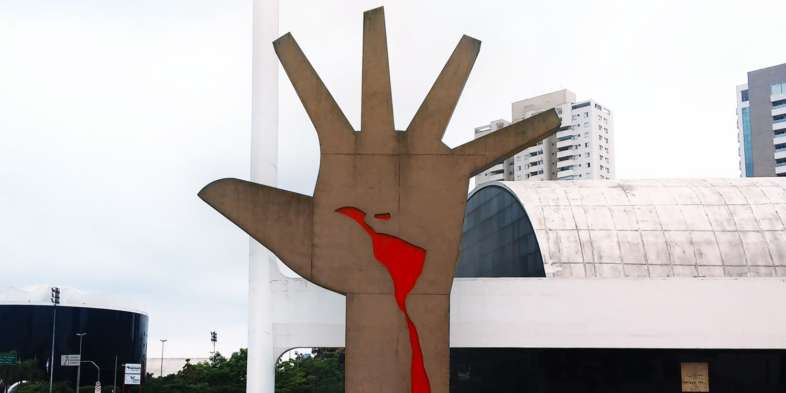 Mão, de Oscar Niemeyer: "Suor, sangue e pobreza marcaram a história desta América Latina tão desarticulada e oprimida. Agora urge reajustá-la num monobloco intocável capaz de fazê-la independente e feliz."