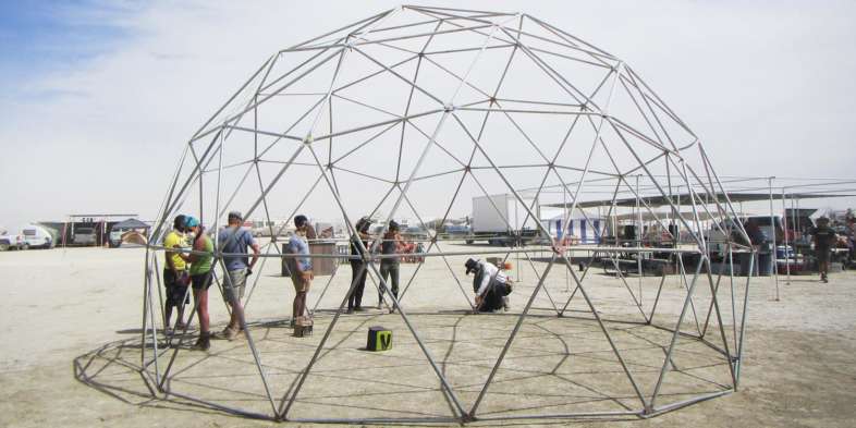 Montagem do nosso dome no Burning Man Montagem do nosso dome no Burning Man