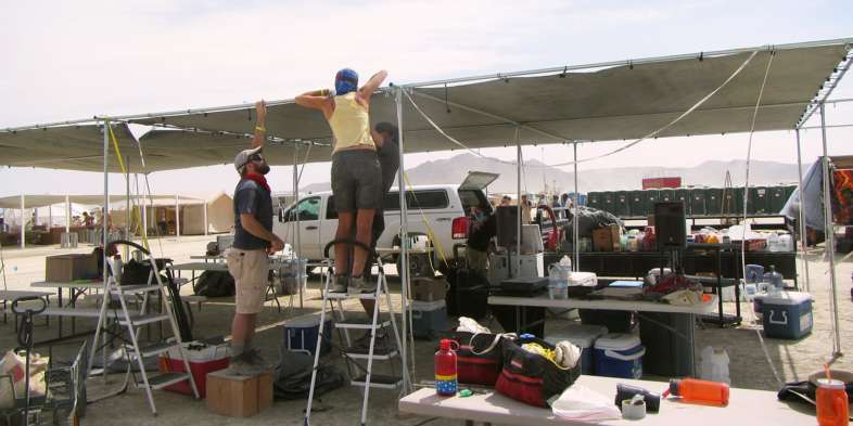Nossa cozinha sendo terminada no Burning Man Nossa cozinha sendo terminada no Burning Man