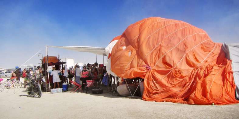 Nosso dome montado para a festa do nosso acampamento no Burning Man Nosso dome montado para a festa do nosso acampamento no Burning Man