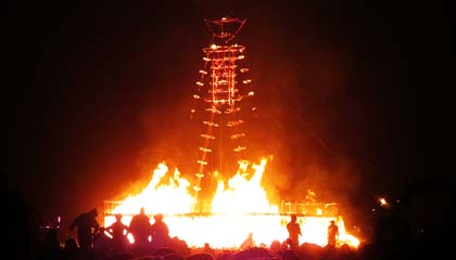 O Man já queimado, pouco antes de cair - Capa. Foto: Vanessa Ikemori