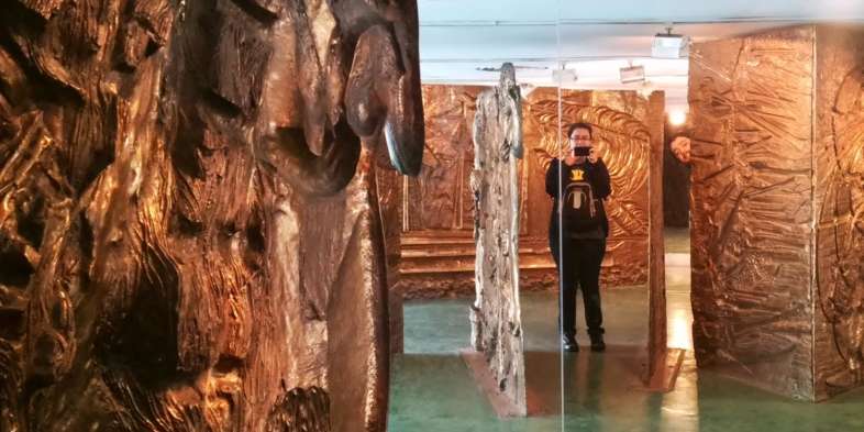 Painel Etnias, de Maria Bonomi, na passagem que liga o metrô Barra Funda ao Memorial da América Latina
