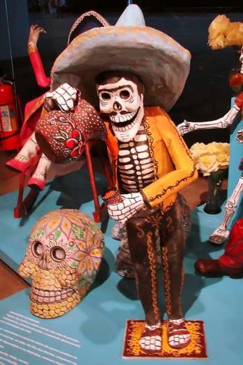Representação do dia dos mortos no Pavilhão da Criatividade do Memorial da América Latina
