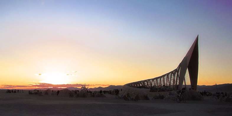 Sol nascendo ao lado do Templo no Burning Man 2015 Sol nascendo ao lado do Templo no Burning Man 2015