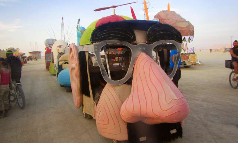 Um dos muitos carros mutantes do Burning Man Um dos muitos carros mutantes do Burning Man