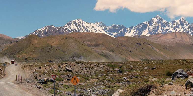 A estrada para o Embalse el Yeso já movimentada, mas em um trecho ainda bem tranquilo de dirigir A estrada para o Embalse el Yeso já movimentada, mas em um trecho ainda bem tranquilo de dirigir