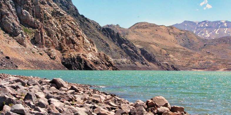 Céu azul, águas verdes e belas montanhas no Embalse el Yeso, na região do Cajón del Maipo Céu azul, águas verdes e belas montanhas no Embalse el Yeso, na região do Cajón del Maipo