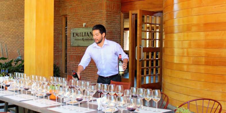 Josué servindo o vinho para a degustação que começaria em breve Josué servindo o vinho para a degustação que começaria em breve