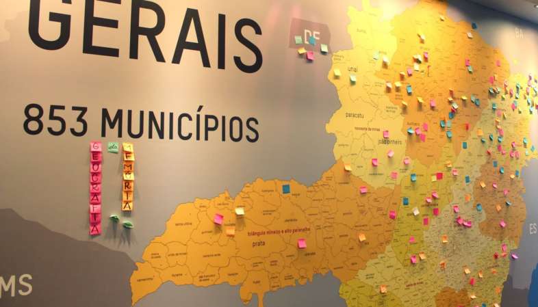 Neste enorme mural do Memorial Minas Gerais Vale, os visitantes podem deixar um recado e indicar de onde vieram Neste enorme mural do Memorial Minas Gerais Vale, os visitantes podem deixar um recado e indicar de onde vieram