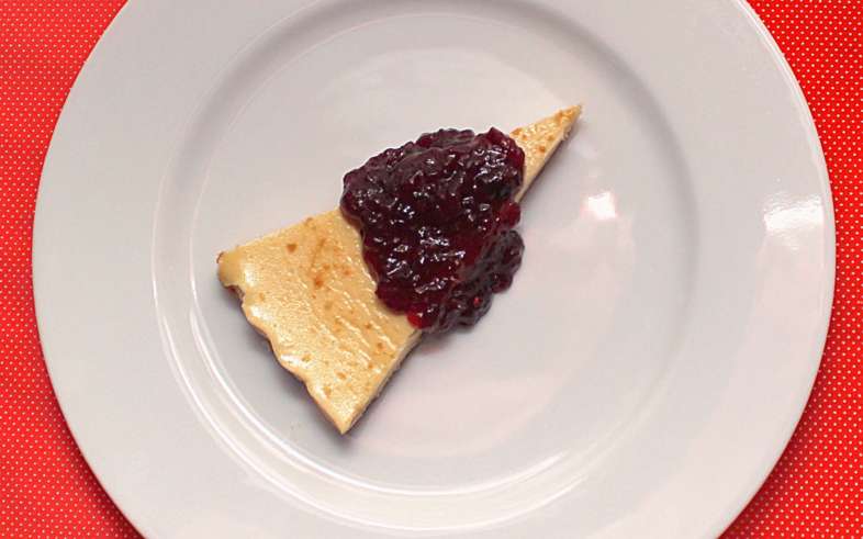 Nosso cheesecake pronto com geleia de frutas silvestres por cima