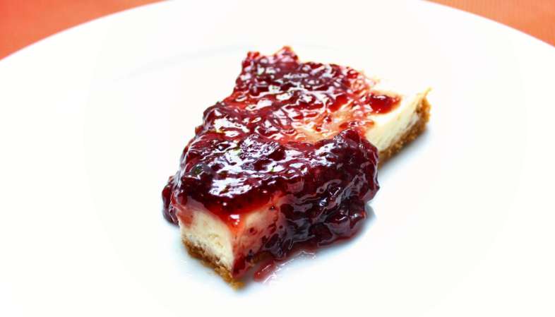 Nosso cheesecake pronto (e já mordido!) com geleia de frutas silvestres por cima