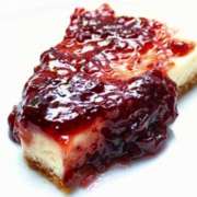 Nosso cheesecake pronto (e já mordido!) com geleia de frutas silvestres por cima - Capa