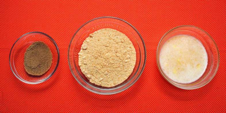 Os ingredientes da base do nosso cheesecake: açúcar mascavo, bolacha maizena e manteiga derretida